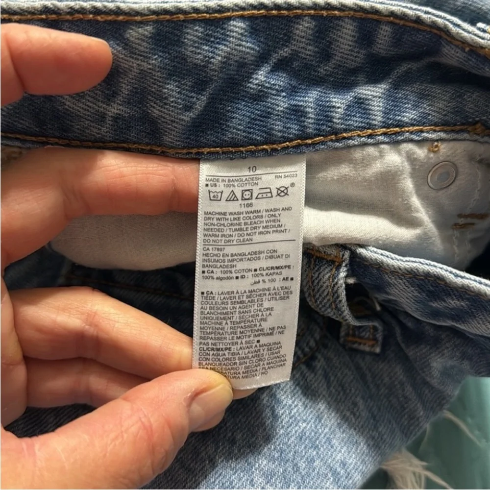 3/$14 Old Navy O. G. High Rise Short Cutoff Size: 10 Inseam: 2” - Picture 5 of 5